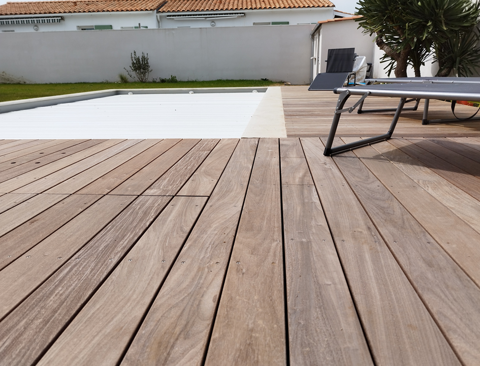 Lames de terrasse en Ipé, un bois exotique d'Amérique du Sud, très résistant et durable.