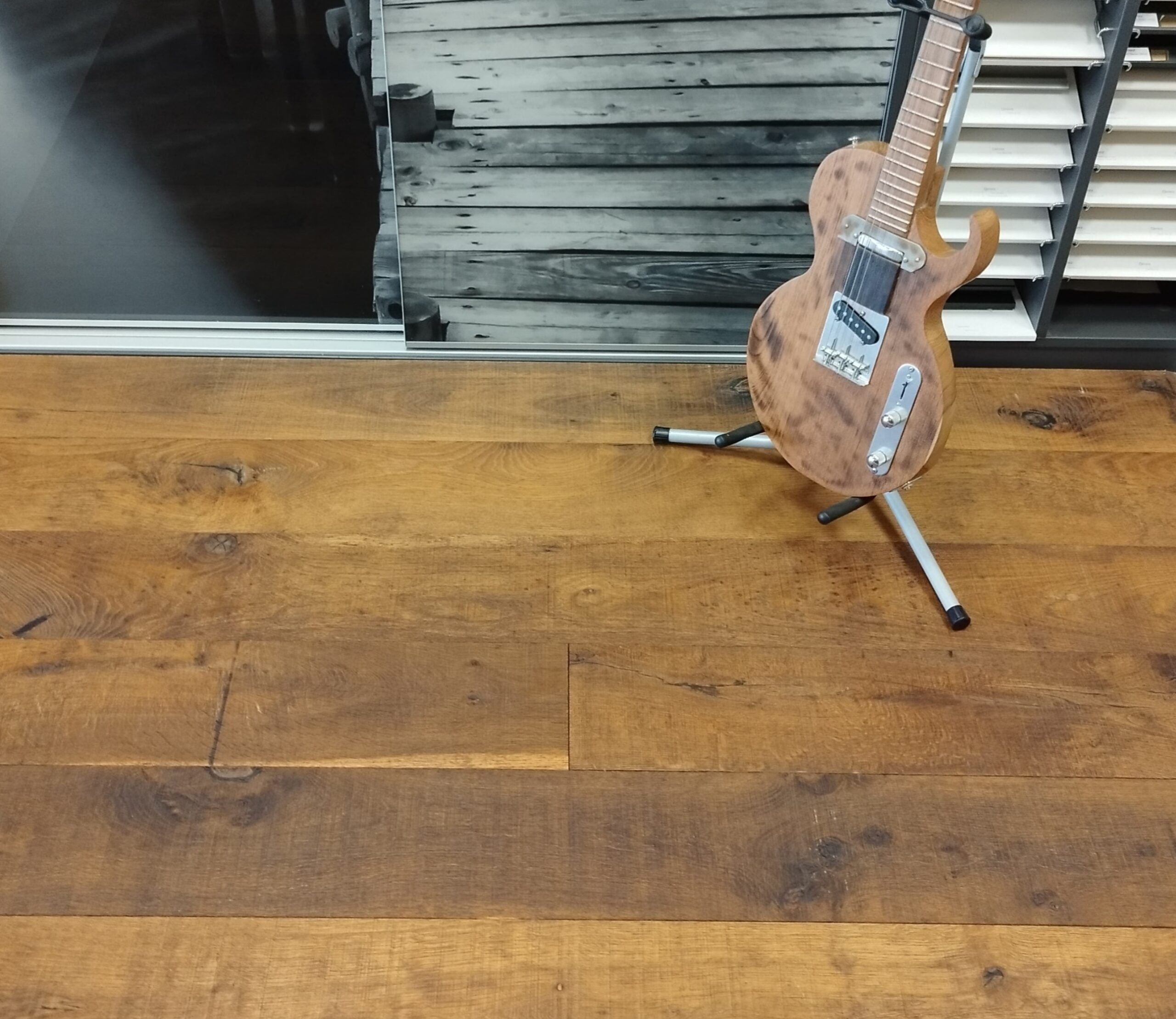 Parquet contrecollé huilé en chêne noueux avec un ton brun foncé et un aspect travaillé et vieilli.