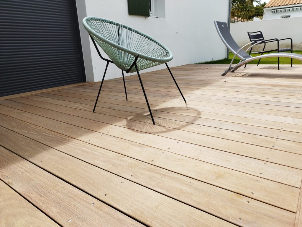 Projet de pose de terrasse Ipé en bordure de piscine sur l'ile de Ré.