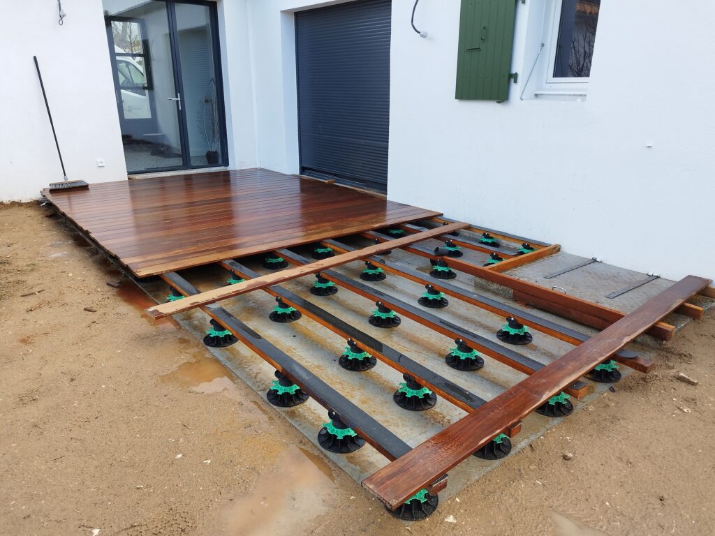 Projet de pose de terrasse Ipé en bordure de piscine sur l'ile de Ré. Début du chantier