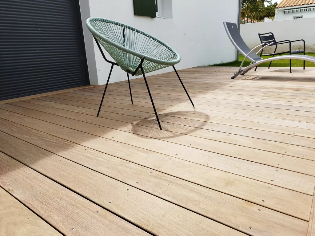 Pose d’une terrasse exotique dans un jardin Rétais